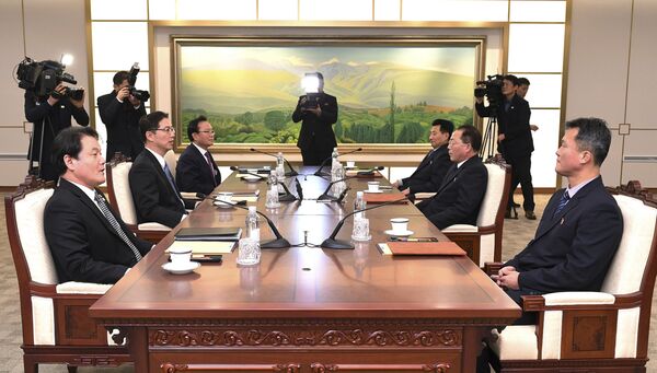 Kuzey Kore'nin baş delegesi Jon Jong-su- Güney Kore'nin baş delegesi Birleştirme Bakanı Yardımcısı Chun Hae-sung  - Sputnik Türkiye