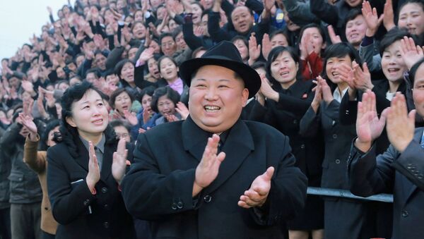 Kuzey Kore lideri Kim Jong-un başkent Pyongyang'daki Öğretmen Okulu'nu ziyaret etti - Sputnik Türkiye