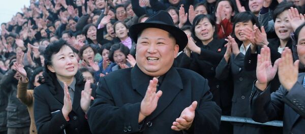 Kuzey Kore lideri Kim Jong-un başkent Pyongyang'daki Öğretmen Okulu'nu ziyaret etti - Sputnik Türkiye