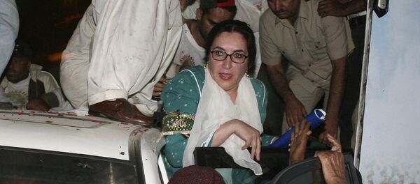 Benazir Butto Karaçi suikast girişiminden kurtarılırken 18 Ekim 2007 - Sputnik Türkiye