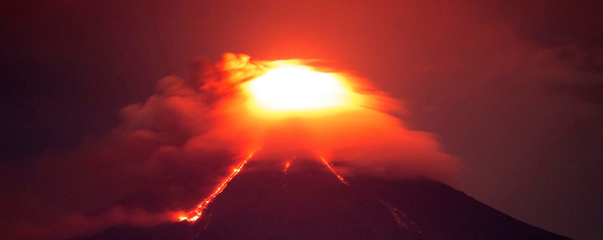 Filipinler'in en büyük yanardağı Mayon patladı - Sputnik Türkiye, 1920, 05.02.2025