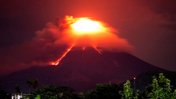 Filipinler'in en büyük yanardağı Mayon patladı - Sputnik Türkiye