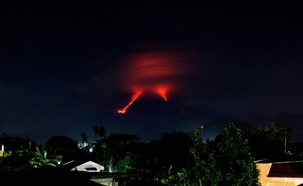 Filipinler'in en büyük yanardağı Mayon patladı - Sputnik Türkiye