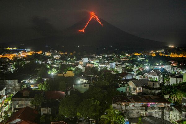Filipinler'in en büyük yanardağı Mayon patladı - Sputnik Türkiye