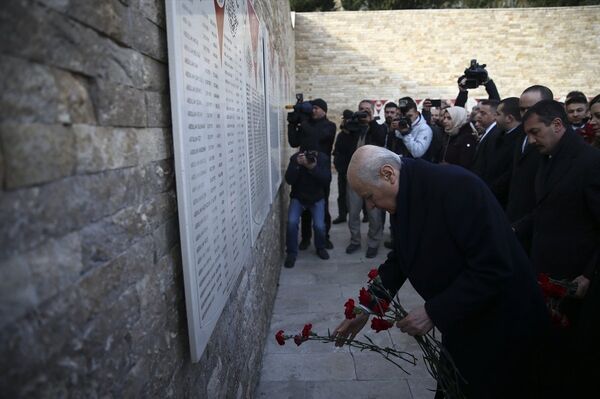 MHP lideri Bahçeli 'Ülkücü Şehitler Anıtı'na karanfil bıraktı - Sputnik Türkiye