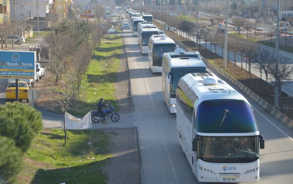 Türkiye'nin eğitip donattığı ÖSO üyesi 800 savaşçı El Bab ve Cerablus'tan alınarak otobüslerle Kilis üzerinden Suriye'nin Afrin kırsalı bölgesine sevk edildi - Sputnik Türkiye