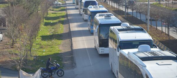 Türkiye'nin eğitip donattığı ÖSO üyesi 800 savaşçı El Bab ve Cerablus'tan alınarak otobüslerle Kilis üzerinden Suriye'nin Afrin kırsalı bölgesine sevk edildi - Sputnik Türkiye