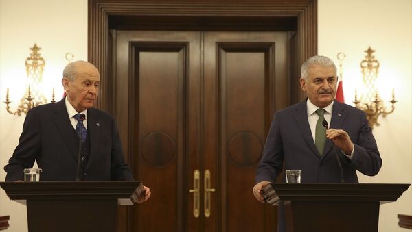 MHP Genel Başkanı Devlet Bahçeli ile Başbakan Binali Yıldırım - Sputnik Türkiye