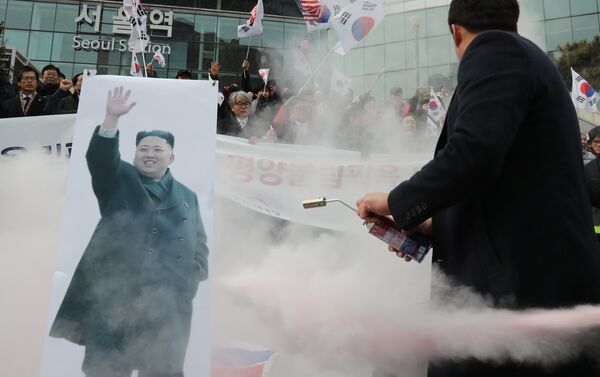 Nitekim Kuzey Kore lideri Kim Jong-hyun’un eski sevgilisi olduğu iddia edilen Hyon’un magazinsel kimliği basının büyük ilgisini çekerken ziyaret tepki de topladı. Tesisleri gördükten sonra Seul tren istasyonuna dönen Hyon’u 150-200 kişi protesto etti. Protestocular “Pyeongchang Olimpiyatları mı? Kim Jong-un’un Pyongyang (Kuzey Kore’nin başkenti) Olimpiyatları’na karşı çıkıyor” diye bağırdı ve Kim fotoğrafı yaktı. Hyon’un ise sessizliğini koruduğu görüldü. - Sputnik Türkiye