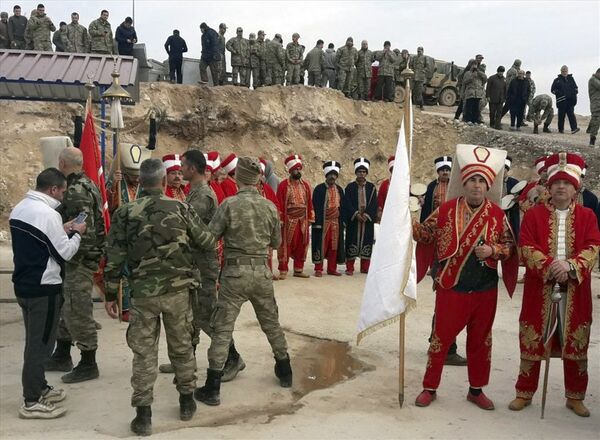 Konser sonunda mehter takımı ve askerler hatıra fotoğrafı çektirdi. - Sputnik Türkiye