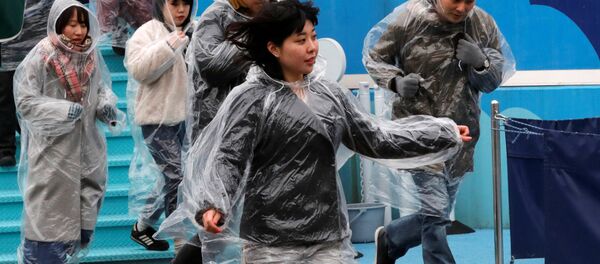 Tokyo'da balsitik füze tehdidine karşı yapılan tahliye tatbikatına katılan gönüllüler - Sputnik Türkiye