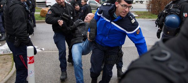 Fransız jandarması Lyon'daki Lyon-Corbas cezaevi önünde girişi engelleyen grevdeki gardiyanlara müdahale etti - Sputnik Türkiye