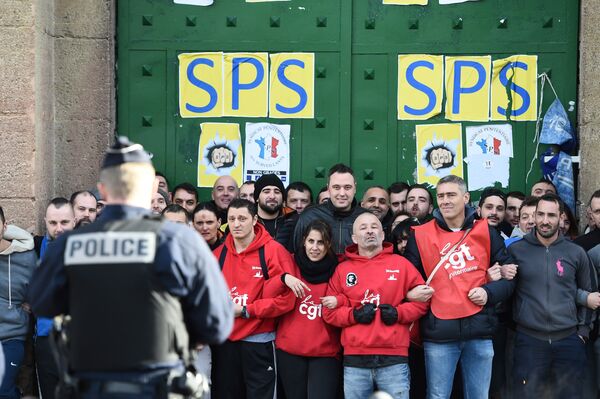 Marsilya'daki bir cezaevinde grevdeki gardiyanlarla polis karşı karşıya - Sputnik Türkiye