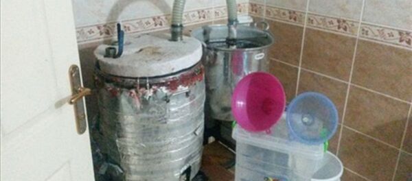 Banyoda kaçak içki üreten emekli öğretim görevlisine operasyon - Sputnik Türkiye