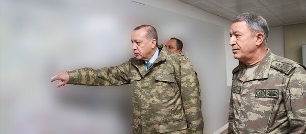 Cumhurbaşkanı Recep Tayyip Erdoğan, Genelkurmay Başkanı Orgeneral Hulusi Akar ile birlikte Zeytin Dalı Harekatı'nın 6. gününde Hatay'daki Harekat Merkezi'ne gelerek harekatın sevk ve idaresi ile ilgili bilgi aldı. - Sputnik Türkiye