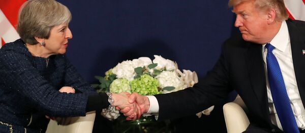Bu arada İngiltere Başbakanı Theresa May ile adı 'el ele tutuşma skandalına' karışan ve İngiltere'yi ziyaret edip etmeyeceği yılan hikayesine dönen Trump övgüler yağdırdı. Gerçekte ben İngiltere'yi, Birleşik Krallık'ı, İskoçya'yı çok seven bir insanım. Çok özel insanlar, çok özel bir yer diyen Trump, Ülkenize herhangi bir zorluk çıkarmak istemiyorum ifadesini kullandı. May ile de birçoğunun düşündüğünün aksine çok iyi bir ilişkisi olduğunu dile getiren Trump Kendisini destekliyorum, yaptıklarının çoğunu destekliyorum, sizi askeri anlamda da destekliyorum. Başınıza bir şey gelirse yardımınıza koşarız ifadelerini kullandı. - Sputnik Türkiye