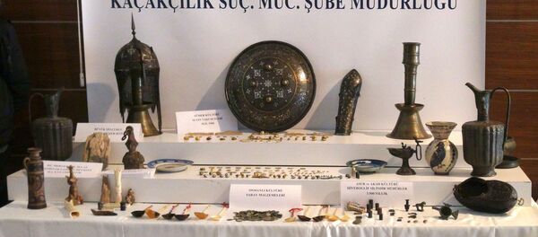 İstanbul'da tarihi eser kaçakçılığı operasyonunda ele geçirilenler. İstanbul'da tarihi eser kaçakçılığı operasyonunda ele geçirilenler. - Sputnik Türkiye