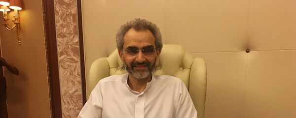 Suudi Prens Velid bin Talal bırakılmadan önce tutulduğu otel odasında Reuters'e demeç verdi - Sputnik Türkiye