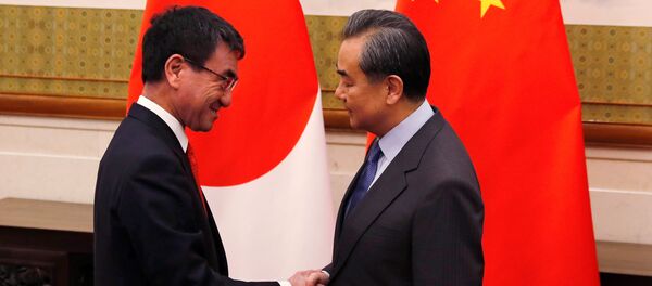 Japonya Başbakanı Taro Kono- Mevkidaşı Wang Yi - Sputnik Türkiye