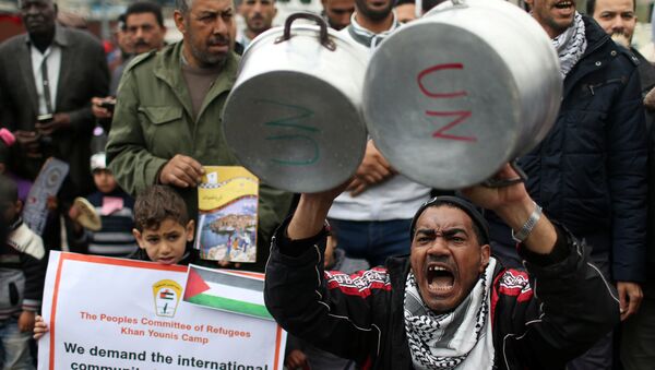 ABD'nin Birleşmiş Milletler Filistinli Mültecilere Yardım Kuruluşuna (UNRWA) verilecek 125 milyon dolarlık yardımın 65 milyon dolarlık bölümünü askıya alması Gazze'de protesto edildi. - Sputnik Türkiye