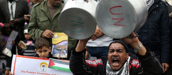 ABD'nin Birleşmiş Milletler Filistinli Mültecilere Yardım Kuruluşuna (UNRWA) verilecek 125 milyon dolarlık yardımın 65 milyon dolarlık bölümünü askıya alması Gazze'de protesto edildi. - Sputnik Türkiye