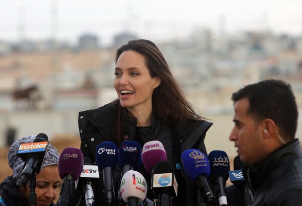 Angelina Jolie'den Ürdün'deki mülteci kampına ziyaret - Sputnik Türkiye