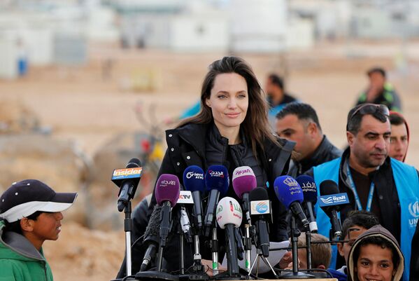 Angelina Jolie'den Ürdün'deki mülteci kampına ziyaret - Sputnik Türkiye