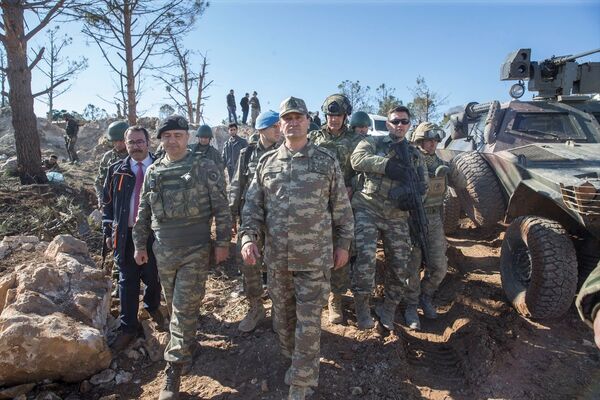 İkinci Ordu Komutanı Korgeneral İsmail Metin Temel, Burseya Dağı'nda - Sputnik Türkiye