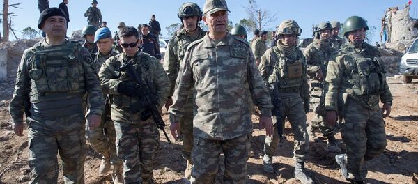 İkinci Ordu Komutanı Korgeneral İsmail Metin Temel, Burseya Dağı'nda - Sputnik Türkiye