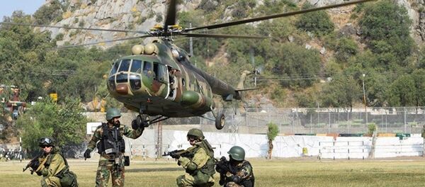 Rus ve Pakistanlı askerler Dostluk 2016 tatbikatında Mi-17 helikoterinden indirme çalışması yapıyor - Sputnik Türkiye