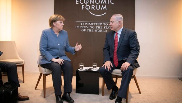 Merkel Netanyahu Davos - Sputnik Türkiye