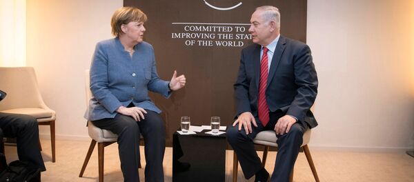 Merkel Netanyahu Davos - Sputnik Türkiye