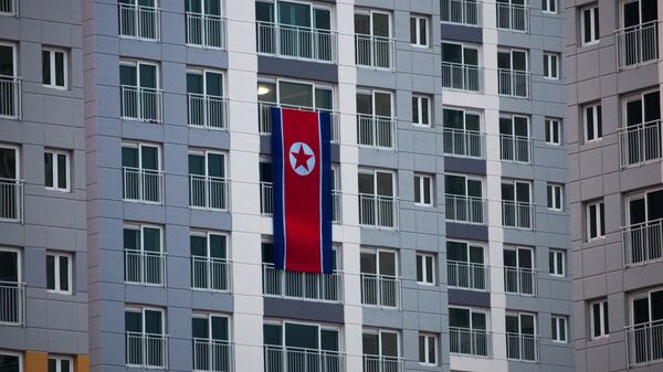 Öte yandan Gangneung'daki Olimpiyat Köyü'nde Kuzey Koreli sporcuların, kaldıkları binanın penceresine bayrak astığı görüldü. Bu arada Uluslararası Paralimpik Komitesi (IPC), gelecek ay yine Güney Kore'de yapılacak Paralimpik Kış Olimpiyat Oyunları'na Kuzey Kore'yi de devat etti. Kuzey Kore daveti kabul ederse ilk kez paralimpik kış olimpiyat oyunlarına katılıyor olacak. - Sputnik Türkiye