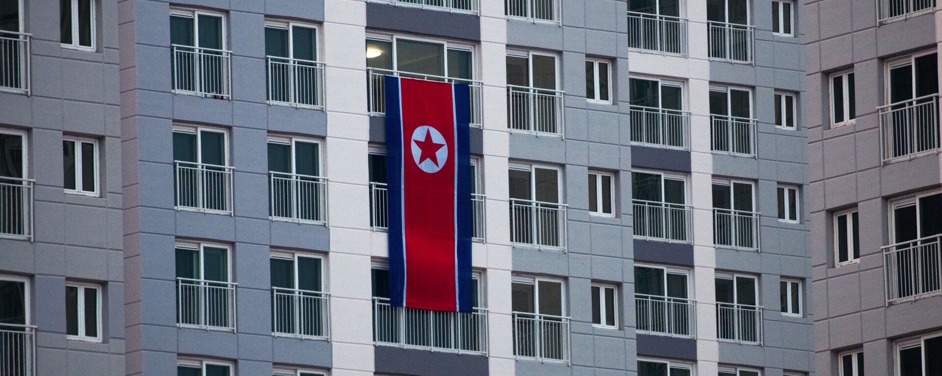 Öte yandan Gangneung'daki Olimpiyat Köyü'nde Kuzey Koreli sporcuların, kaldıkları binanın penceresine bayrak astığı görüldü. Bu arada Uluslararası Paralimpik Komitesi (IPC), gelecek ay yine Güney Kore'de yapılacak Paralimpik Kış Olimpiyat Oyunları'na Kuzey Kore'yi de devat etti. Kuzey Kore daveti kabul ederse ilk kez paralimpik kış olimpiyat oyunlarına katılıyor olacak. - Sputnik Türkiye, 1920, 22.05.2025