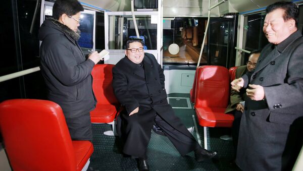 Kuzey Kore lideri Kim’den Pyongyang'da troleybüslü gece gezisi - Sputnik Türkiye