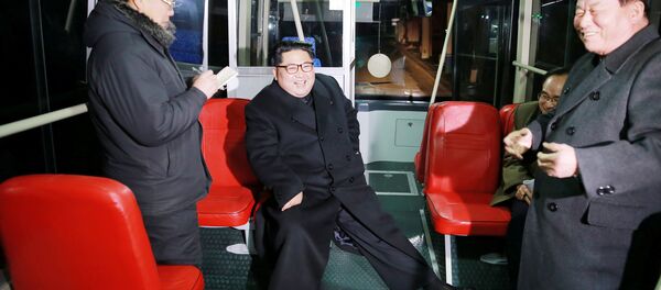 Kuzey Kore lideri Kim’den Pyongyang'da troleybüslü gece gezisi - Sputnik Türkiye