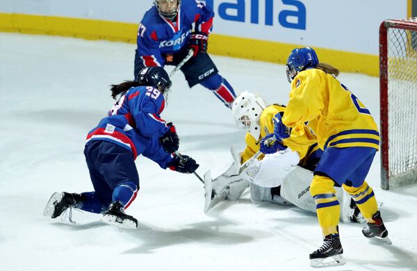 Birleşik Kore Kadın Buz Hokeyi takımı İsveç'le yaptığı dostluk karşılaşmasını kaybetti - Sputnik Türkiye