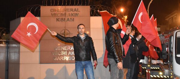 İzmir'deki NATO kışlası önünde protesto - Sputnik Türkiye