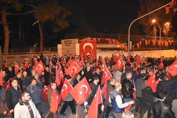 İzmir'deki NATO kışlası önünde protesto - Sputnik Türkiye