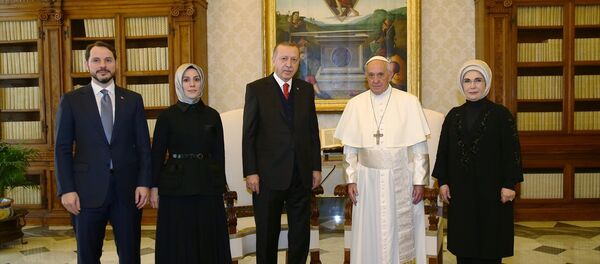 Görüşmelerin ardından Cumhurbaşkanı Erdoğan'ın beraberindeki heyet Papa'ya takdim edildi. Heyette, Cumhurbaşkanı Erdoğan'ın eşi Emine Erdoğan ile Enerji ve Tabii Kaynaklar Bakanı Berat Albayrak ve eşi Esra Albayrak hazır bulundu. - Sputnik Türkiye