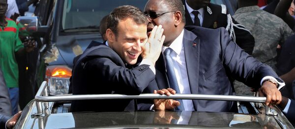 Macron ile Sall, Saint-Louis'de konvoy halinde tur atarken de samimi şekilde sohbet etti. - Sputnik Türkiye