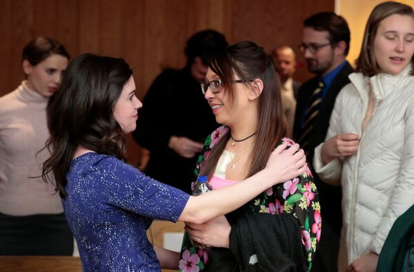 Esk ijimnastikçiler Larissa Boyce ve Ashley Erickson Nassar'a verilen cezayı birbirlerine sarılarak kutladı - Sputnik Türkiye