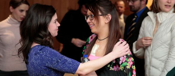 Esk ijimnastikçiler Larissa Boyce ve Ashley Erickson Nassar'a verilen cezayı birbirlerine sarılarak kutladı - Sputnik Türkiye