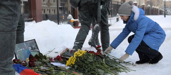 Suriye'de ölen Rus pilot Roman Filipov için Rusya Savunma Bakanlığı önüne çiçekler bırakıldı - Sputnik Türkiye