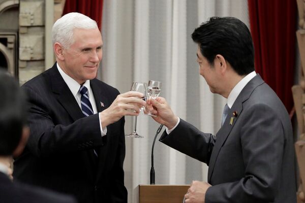 ABD Başkan Yardımcısı Mike Pence-Japonya Başbakanı Şinzo Abe  - Sputnik Türkiye