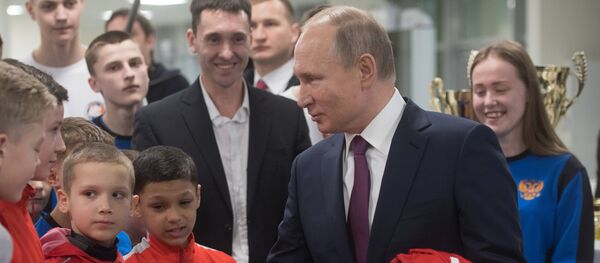 Rusya Devlet Başkanı Vladimir Putin, Krasnoyarsk'taki 'Totem' futbol kulübünün oyuncuları ile birlikte. - Sputnik Türkiye