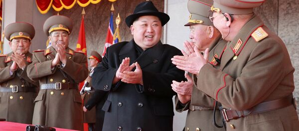 Kuzey Kore lideri Kim Jong-un, Pyeongchang Kış Olimpiyatları öncesi düzenlenen ordunun 70. kuruluş yıl dönümü kutlamasında - Sputnik Türkiye