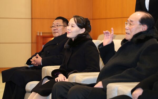 Kuzey Kore lideri Kim Jong-un'un kız kardeşi Kim Yo-jong, beraberindeki heyetle birlikte başkent Seul'deki Incheon Havalimanı'nda indi. Heyeti, Güney Koreli yetkililer karşıladı. - Sputnik Türkiye