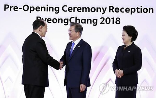 Bununla birlikte Kim Yo-jong'a eşlik eden meclis başkanı ve sembolik devlet başkanı Kim Yong-nam'ın Güney Kore lideri Moon Jae-in ile açılış töreni öncesi verilen resepsiyonda tokalaştığı ve birlikte poz verdiği haberleri ulaştı. Kim Yo-jong ve Kim Yong-nam, Güney Kore'yi ziyaret eden bugüne kadarki en üst düzey isimler. - Sputnik Türkiye