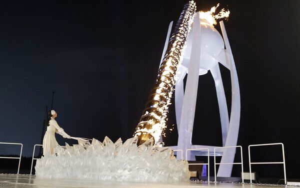 Olimpiyat meşalesini Güney Koreli buz patenci Kim Yu-na yaktı. - Sputnik Türkiye